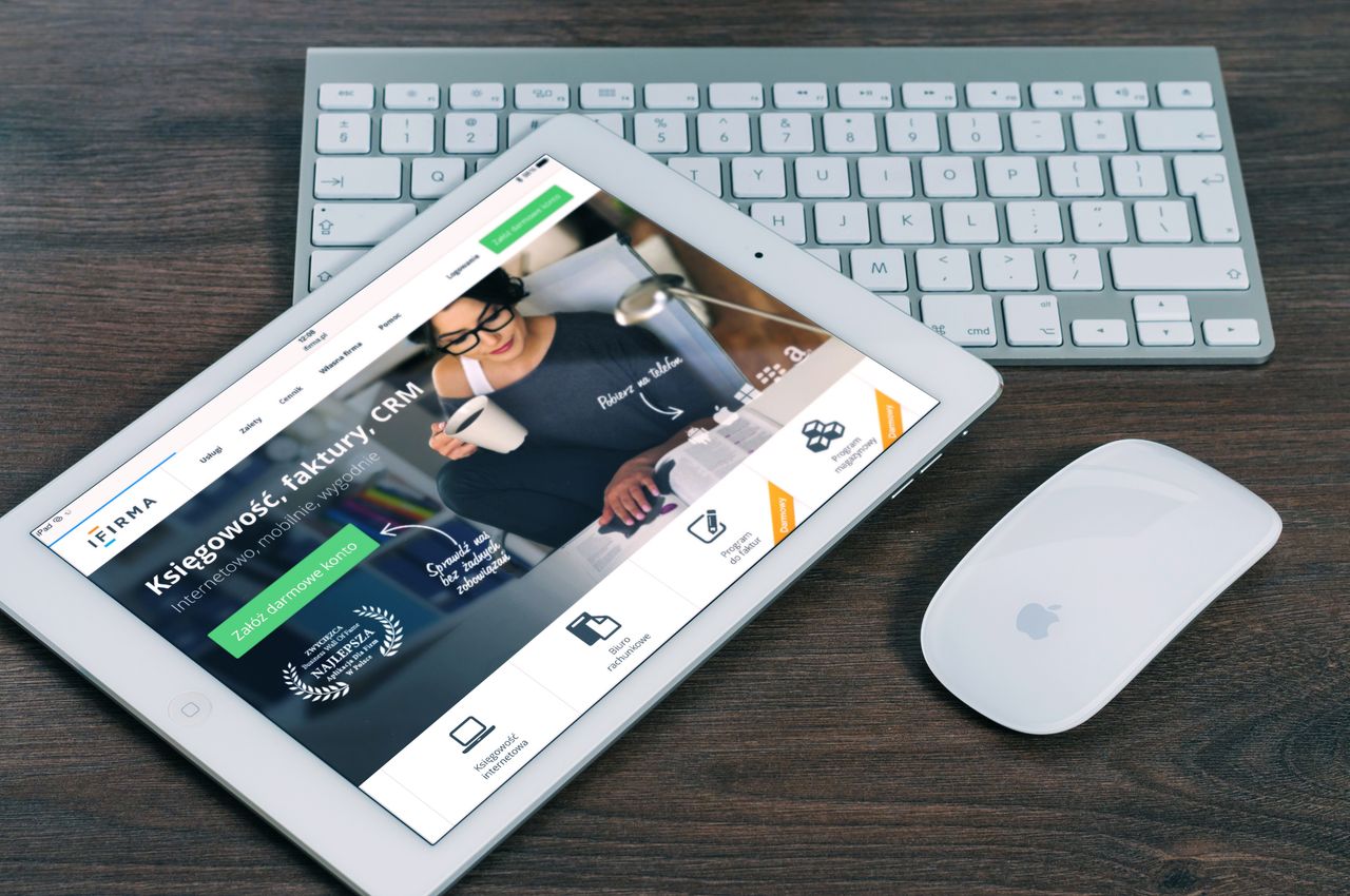 Une tablette affichant un site financier, à côté d’un clavier et d’une souris blancs. Idéal pour des images de stock sur le thème de la technologie.